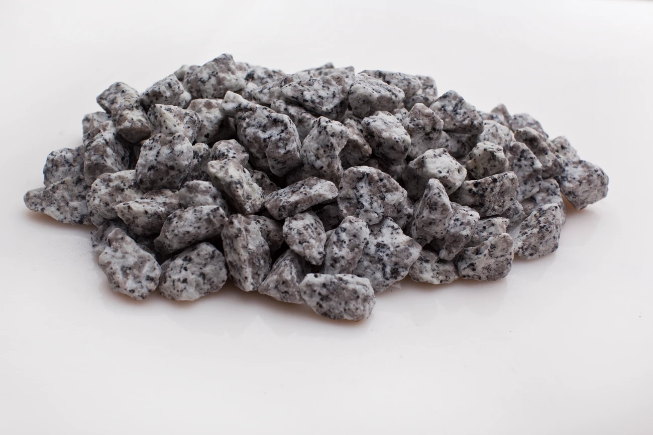 Grys granitowy – łamane kamienie z naturalnym czarno-białym użyleniem