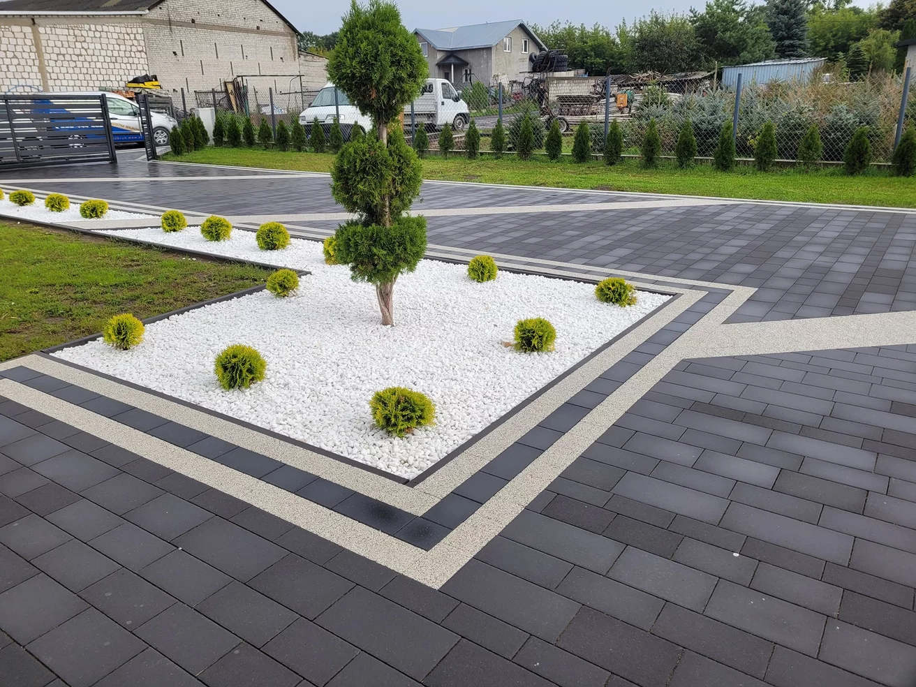 Polbruk Ideo Grafitowy – realizacja z ciemnej kostki brukowej
