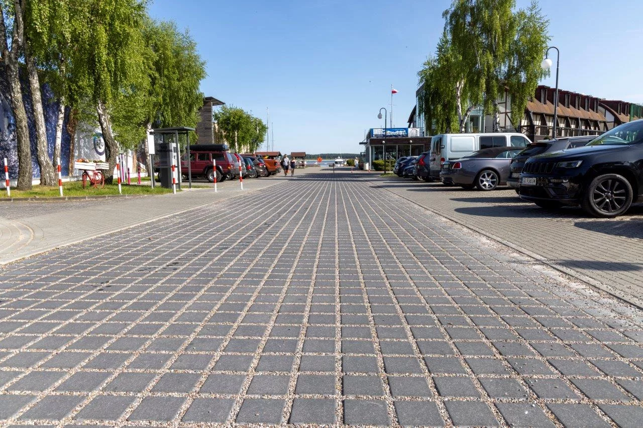 Polbruk Eqol Retencja+ – fotografia nawierzchni z kostki ażurowej