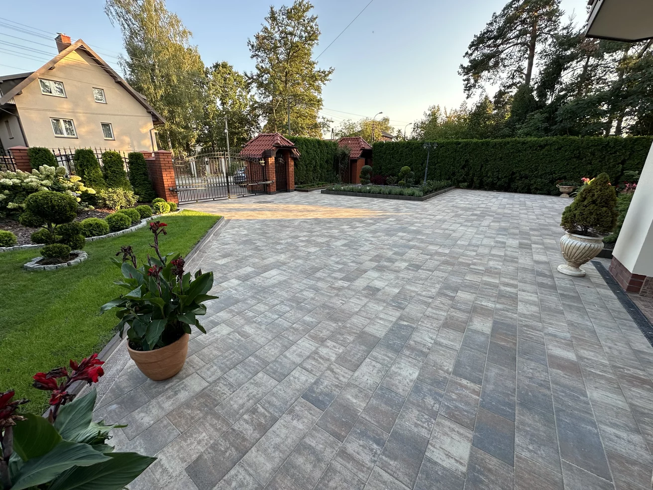 Kostka brukowa Polbruk Triada Onyx – realizacja nowoczesnej nawierzchni