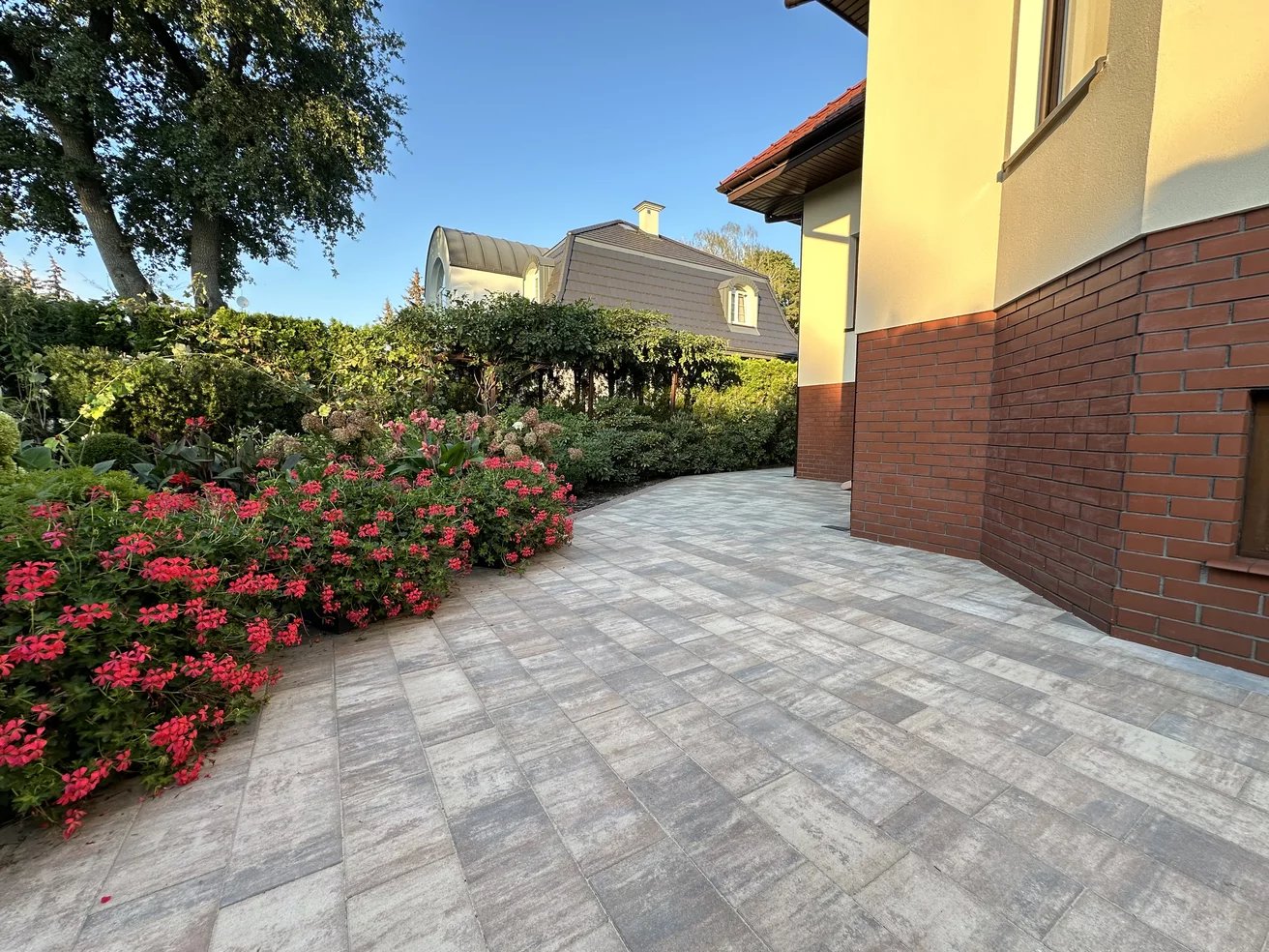 Realizacja Polbruk Triada Onyx