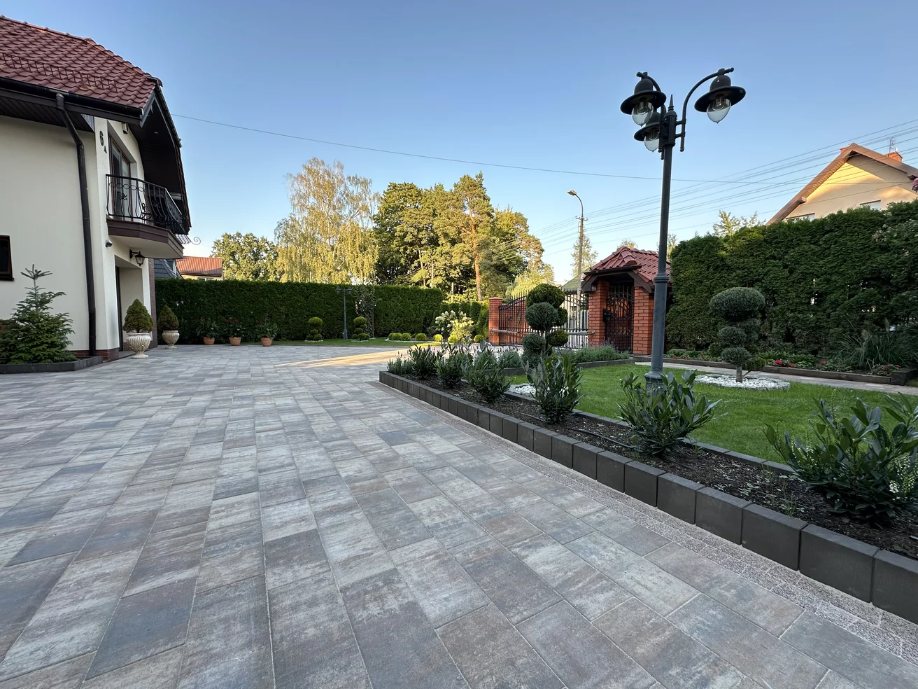 Triada Onyx przy nowoczesnym domu