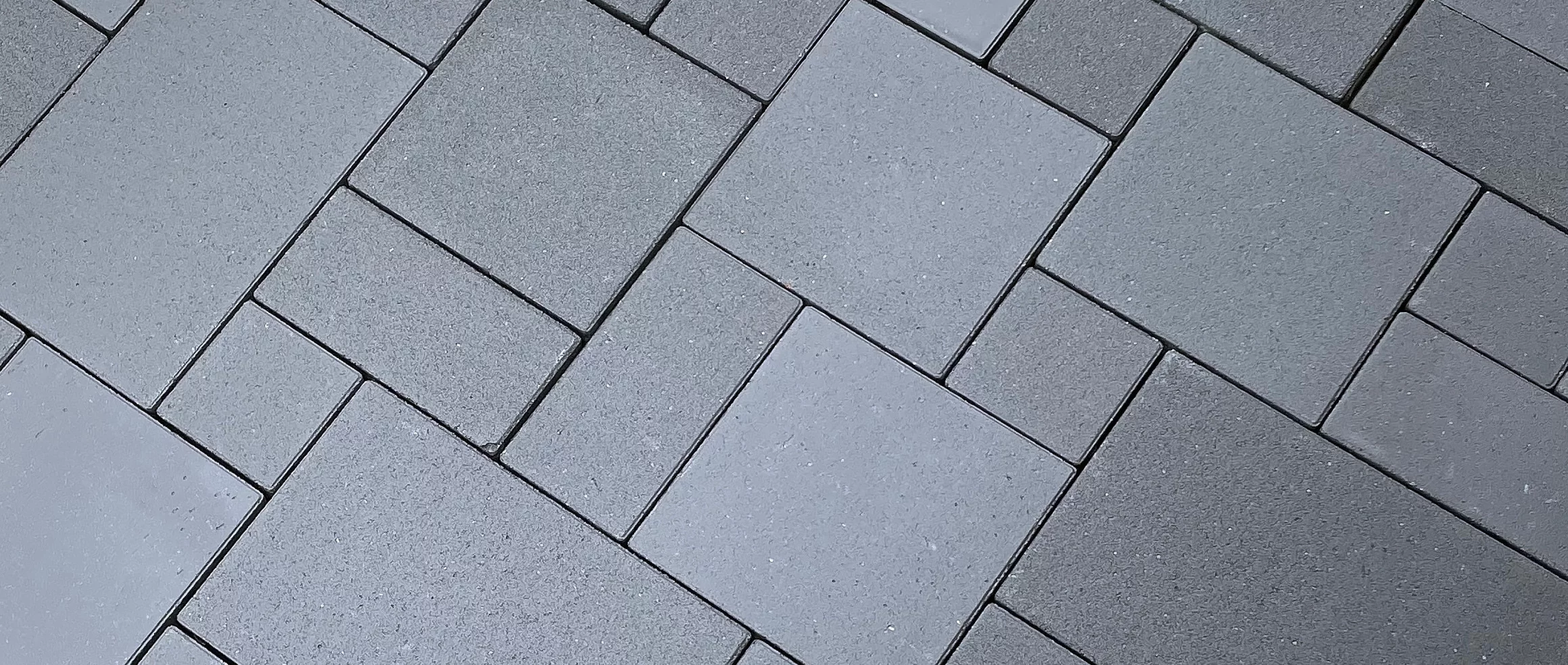 Polbruk Commix Grafitowy – przykład ciemnej nawierzchni