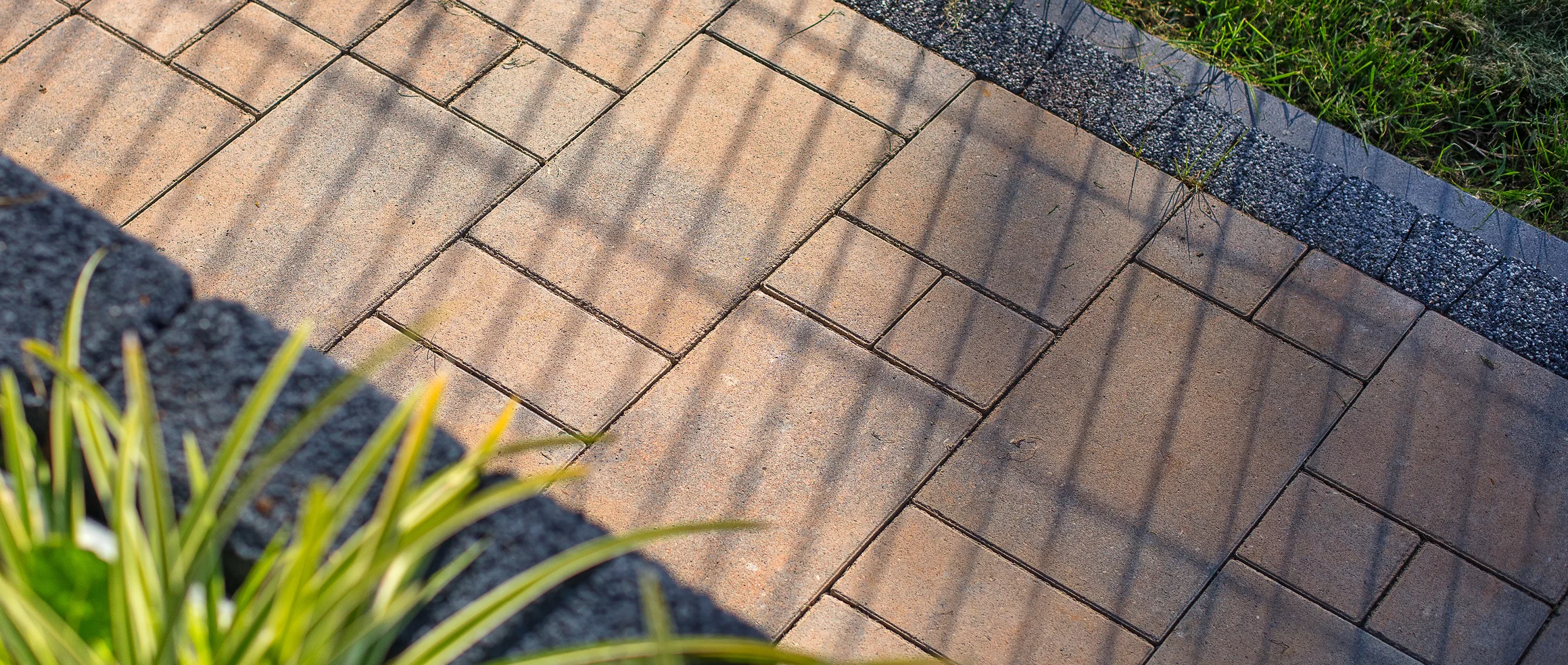 Polbruk Commix Taupe – aranżacja kostki brukowej w neutralnym melanżu