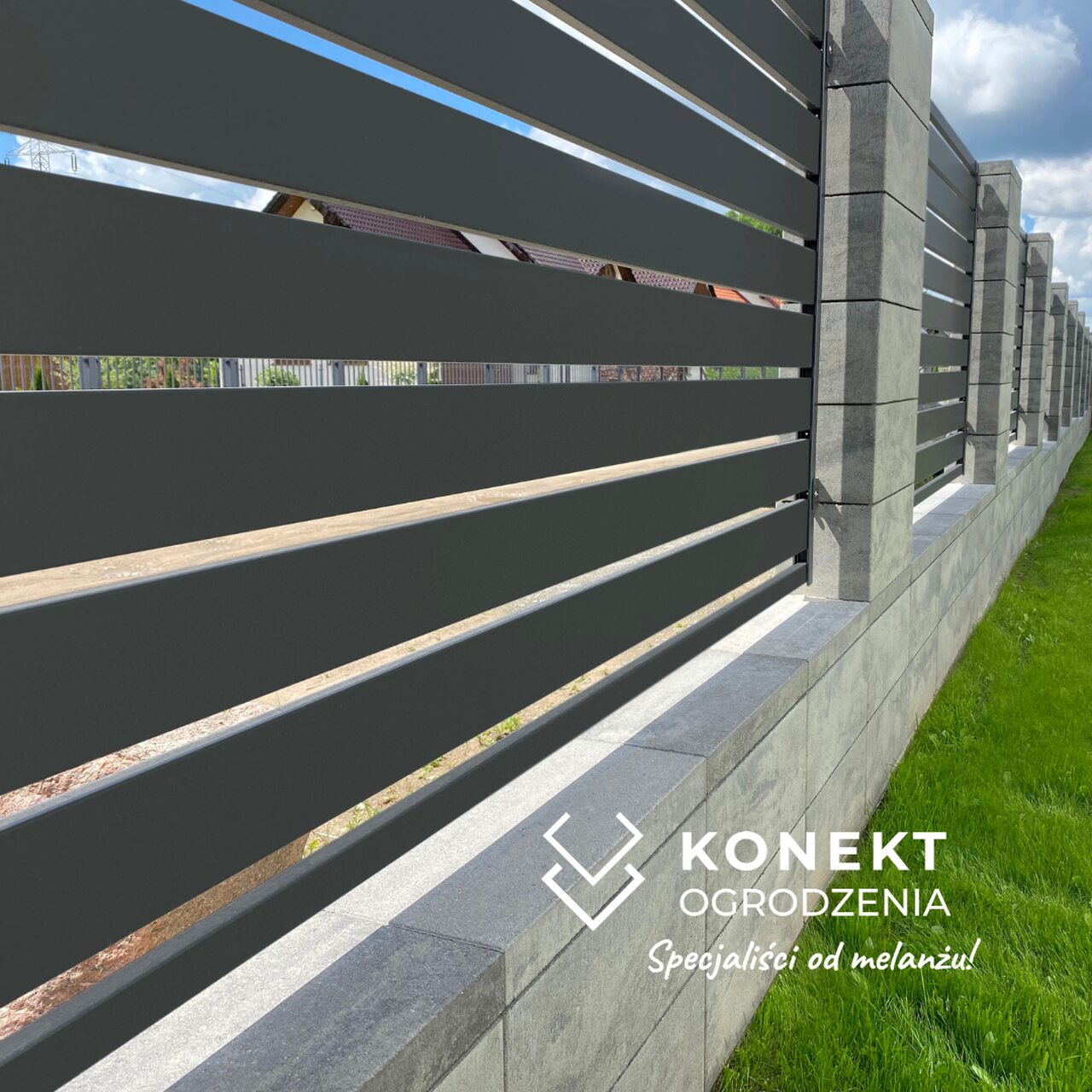 Ogrodzenie KONEKT MILD w kolorze LUX – betonowe słupki i podmurówka w jasnym szarym melanżu z metalowymi przęsłami