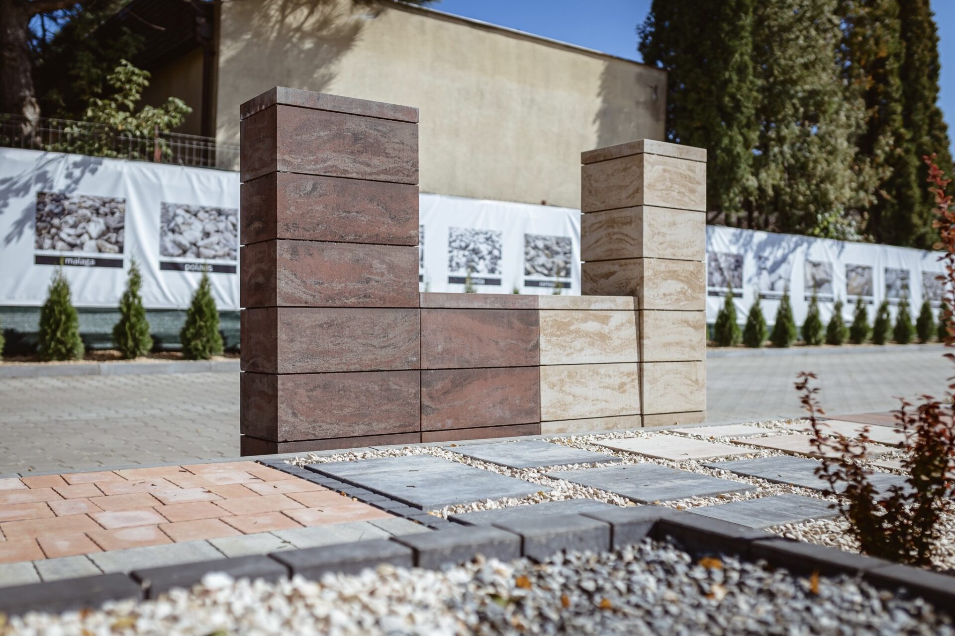Przykładowe zestawienie betonowych modułów ogrodzeniowych KONEKT w dwóch odcieniach