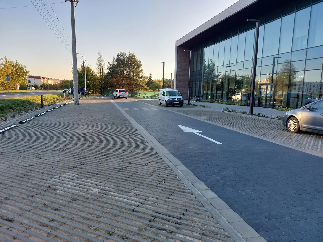 Polbruk Tech Retencja+ – zastosowanie płyt ażurowych na parkingu