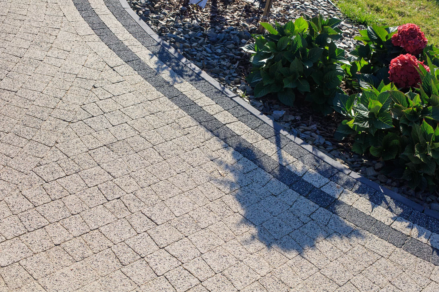 Polbruk obrzeże chodnikowe grafitowe – przykład wykończenia krawędzi nawierzchni brukowej