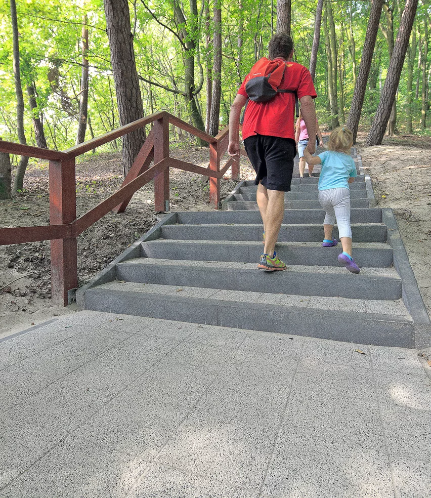 Polbruk obrzeże chodnikowe grafitowe – realizacja z betonowym obramowaniem nawierzchni